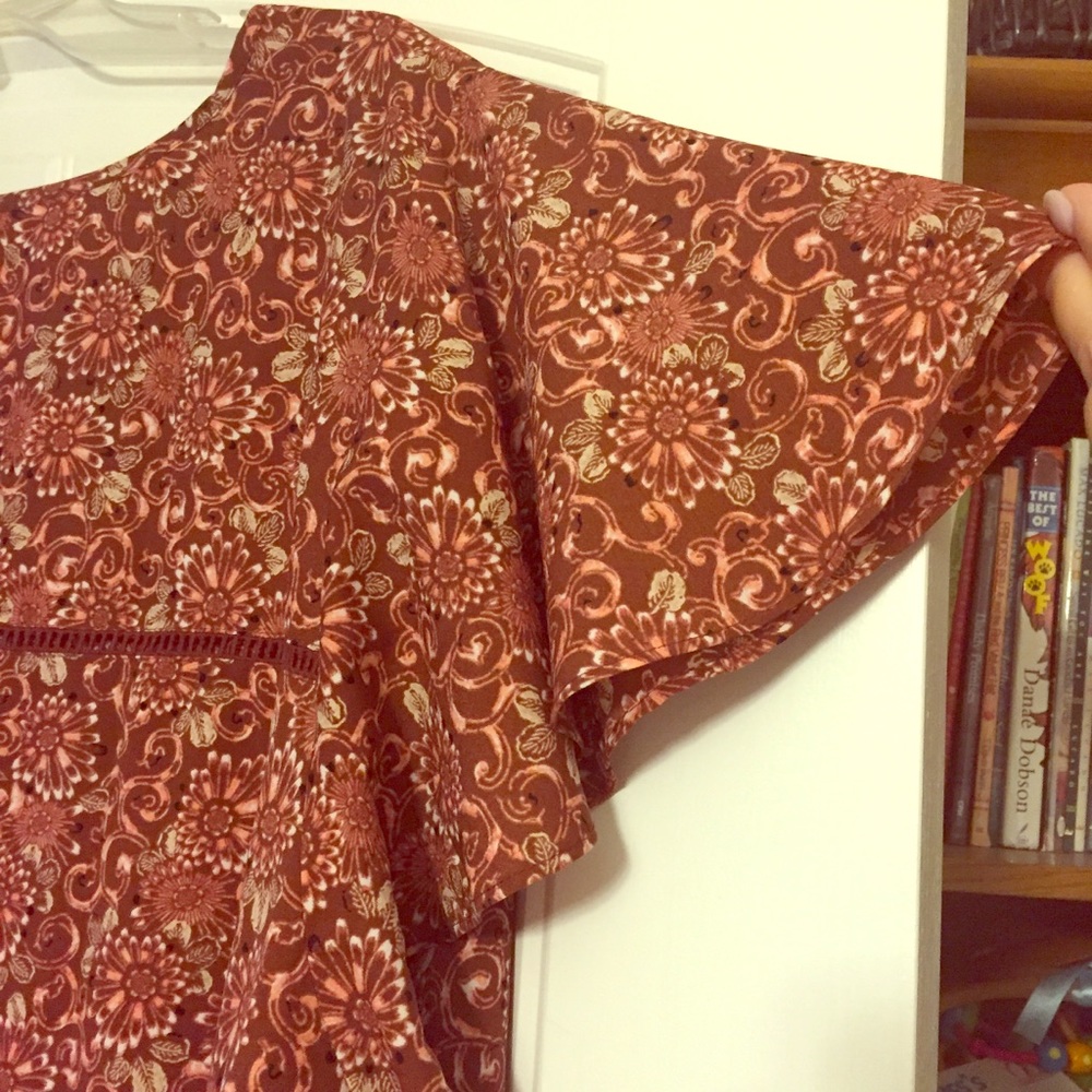 Earth-tone floral blouse w/ fluttery sleeves